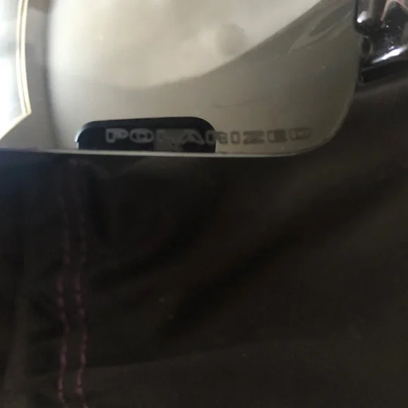 OAKLEY Sunglasses with Polarized Lenses & Trio of Microbag Lens Cleaners 😎 - Picture 5 of 8